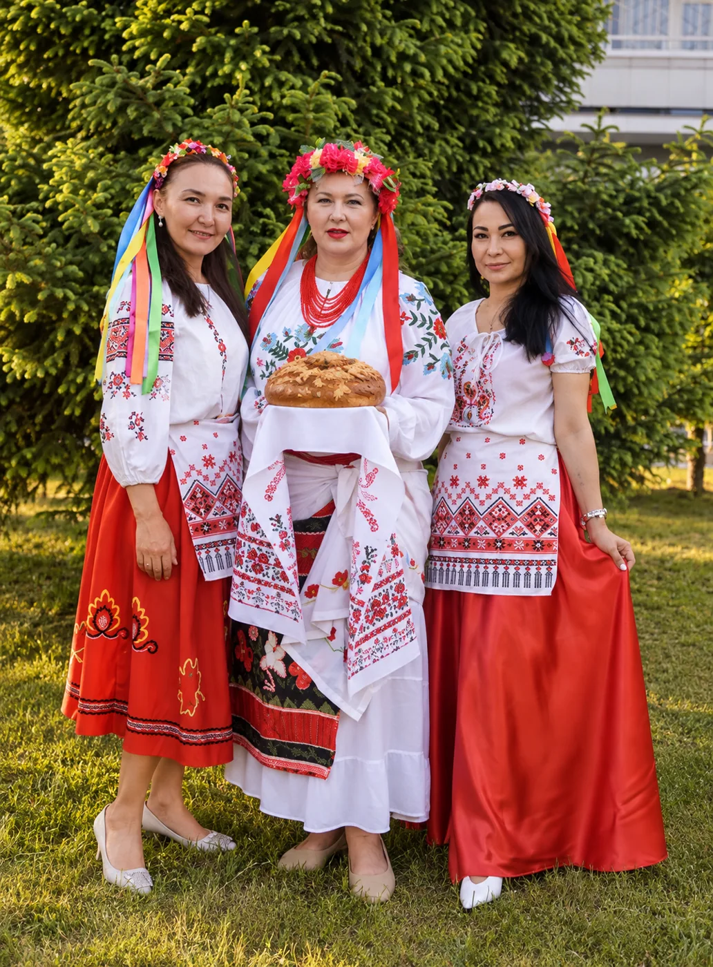 Три женщины в народных костюмах с караваем